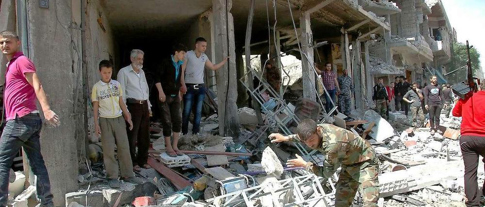 Die syrische Großstadt Homs liegt nach drei Jahren in Trümmern. Hier hatten zunächst die Rebellen ihre Hochburg, doch dann wurden große Teile der Stadt von Regierungstruppen eingenommen. Jetzt sollen die Rebellen zugesagt haben, sich zurückzuziehen.