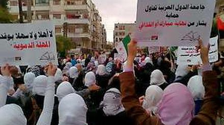 Demonstranten in der syrischen Stadt Homs fordern ein Ende des Regimes Assad.