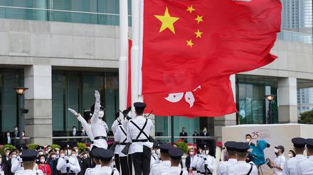 Anlässlich der Feierlichkeiten zum 25. Jahrestag der Rückgabe an China findet in Hongkong eine Flaggenzeremonie statt.