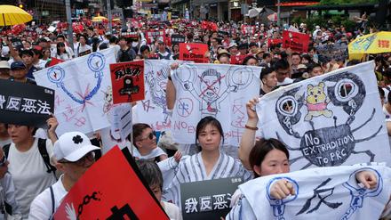 Massenprotest in Hongkong: Demonstranten marschieren gegen das Auslieferungsgesetz