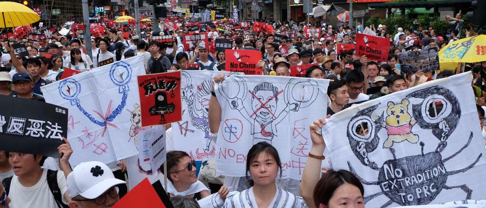 Massenprotest in Hongkong: Demonstranten marschieren gegen das Auslieferungsgesetz
