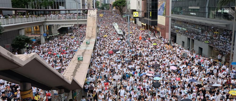 Zehntausende Menschen demonstrierten am Sonntag in Hongkong gegen das von der Regierung geplante Auslieferungsgesetz. 