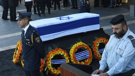 Der Sarg des israelischen Präsidenten Shimon Peres in Jerusalem. Am Donnerstag wird der Sarg für die Öffentlichkeit aufgestellt, am Freitag folgt die Beisetzung. 