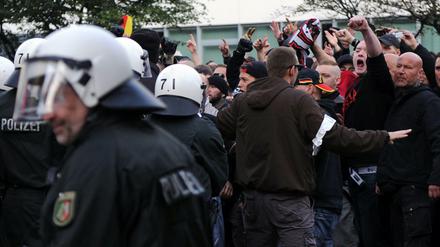 Konfrontation: Hooligans und Polizei am vergangenen Wochenende in Köln.