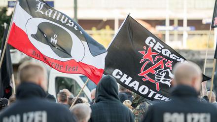 Hooligans und Neonazis nehmen im Oktober in Dortmund an einer Demonstration teil. 