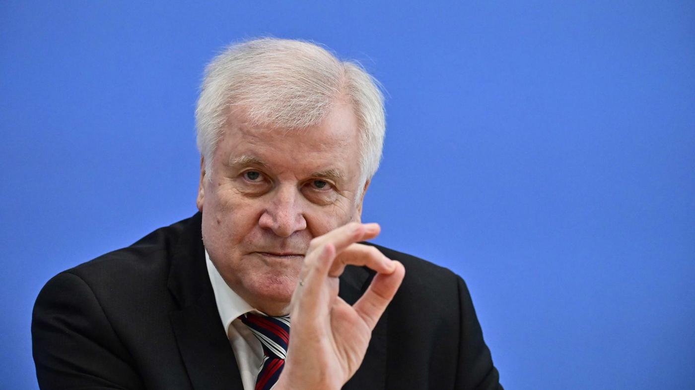 Rückgang der Asylanträge Seehofer lobt Seehofer