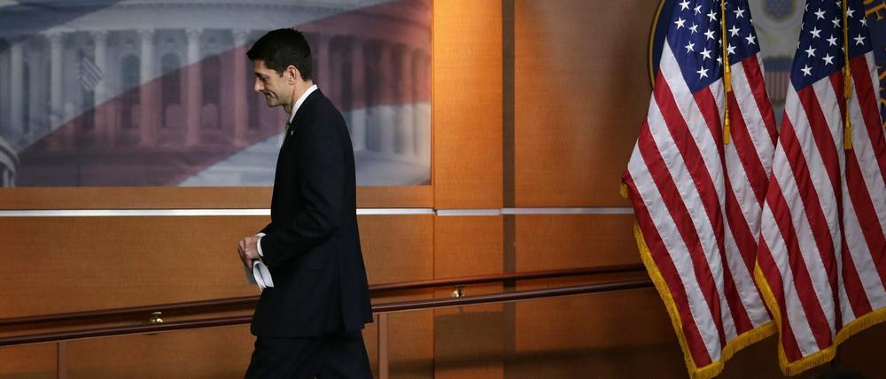 Paul Ryan (R), Sprecher des Repräsentantenhauses, teilt der Presse mit, dass der Gesetzesentwurf zur verschärften Kontrolle von Flüchtlingen aus Syrien und dem Irak verabschiedet wurde.