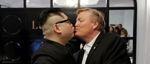 Vietnam: Kim-Doppelgänger Howard X und Trump-Doppelgänger Russell White küssen sich.