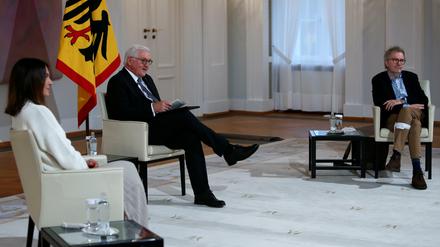 Auf Sicherheitsabstand: Bundespräsisdent Steinmeier diskutiert mit seinen Gästen Nadja Alzner und Joachim Huber.