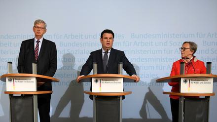 Die Rente nach 2025 im Blick: Arbeitsminister Hubertus Heil mit den Kommissionsvorsitzenden Gabriele Lösekrug-Möller und Karl Schiewerling.