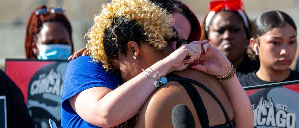 Trauer um einen von vielen Toten: Courteney Ross, die Verlobte von George Floyd, umarmt bei einer Gedenkfeier Toshira Garraway (rechts), Gründerin einer Selbsthilfeorganisation für die Opfer von Polizeigewalt.