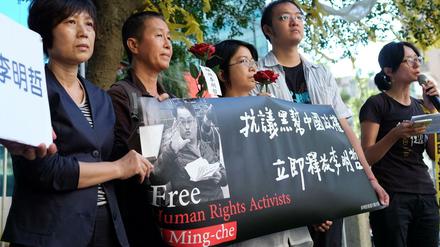 Menschenrechtsaktivisten demonstrieren in Taipei für die Freilassung von Lee Ming-che.