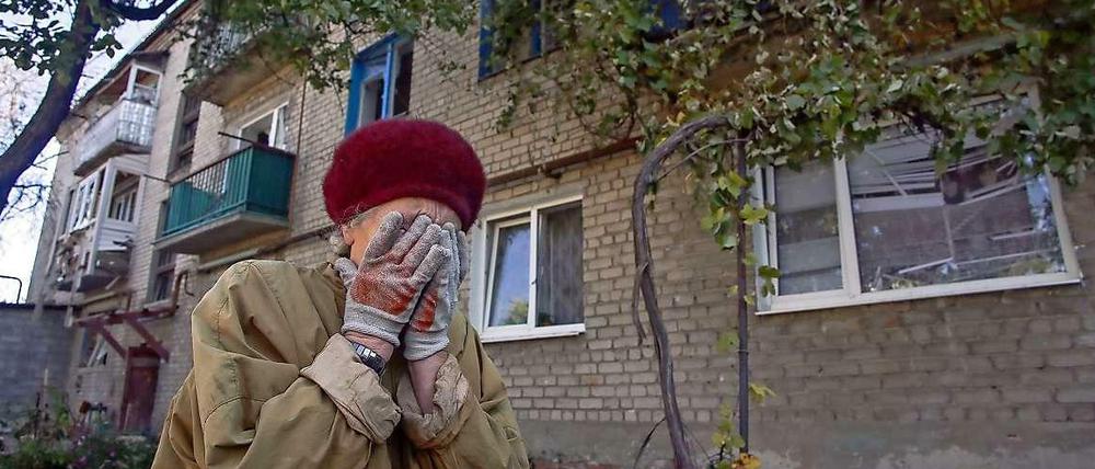 Eine verzweifelte Frau in Peski, nahe Donezk. Die Bundesregierung will den Menschen im umkämpften Osten der Ukraine vor dem nahenden Wintereinbruch umfangreiche Hilfen zukommen lassen. 