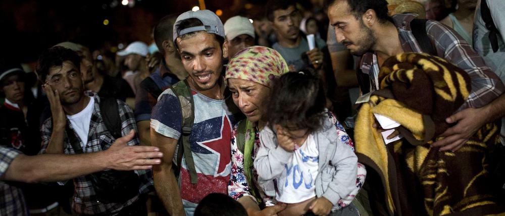 Syrische Flüchtlinge, die am Hafen der griechischen Insel Lesbos auf eine Überfahrt nach Piräus warten. 
