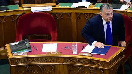 Nach der Niederlage: Der ungarische Ministerpräsident Viktor Orban am Montag im Parlament in Budapest. 