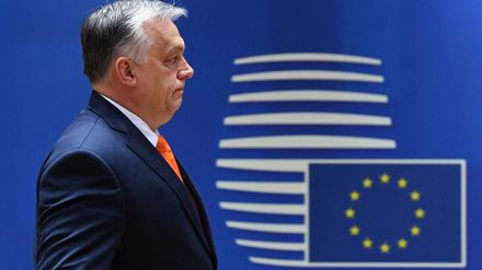 Der ungarische Präsident Viktor Orban geht bei einem EU-Treffen zum Rednerpult. 