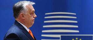 Der ungarische Präsident Viktor Orban geht bei einem EU-Treffen zum Rednerpult. 