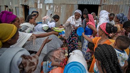 Vertriebene aus der Region Tigray stehen Schlange für Lebensmittel (Archivbild vom Mai 2021)