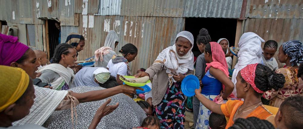 Vertriebene aus der Region Tigray stehen Schlange für Lebensmittel (Archivbild vom Mai 2021)