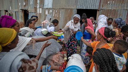 Vertriebene aus der Region Tigray stehen Schlange, um von Anwohnern gespendete Lebensmittel zu erhalten.