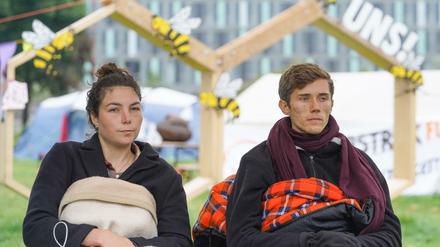 Lea und Henning, beiden verbliebenen Teilnehmer des «Hungerstreiks der letzten Generation», geben auf einer Pressekonferenz bekannt, dass sie ab sofort in einen trockenen Hungerstreik treten. 