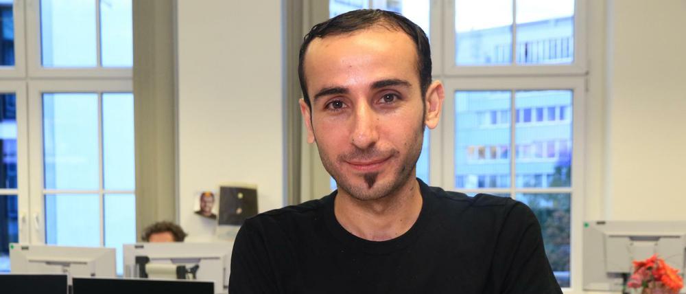 Hussein Ahmad im Newsroom des Tagesspiegels.