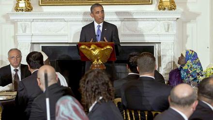 Präsident Obama redet zu den Gästen eines muslimischen Fastenbrechen-Essens (Iftar) im Weißen Haus in Washington.