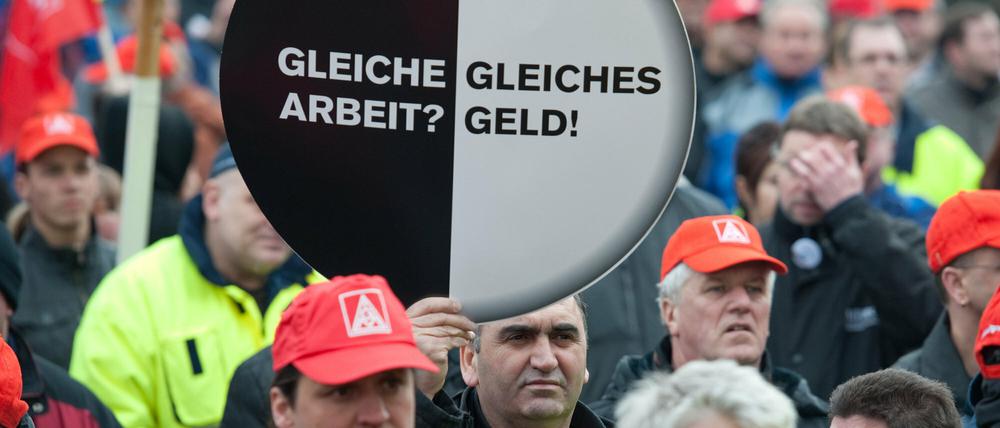 Lohndumping durch Leiharbeit und Werkverträge beklagen die Gewerkschaften, hier bei einer Demonstration vor dem Mercedes-Werk in Sindelfingen. 