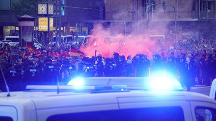 Polizeieinsatz in Chemnitz, wo bei der Demonstration Böller und Flaschen flogen.