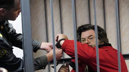 Umweltaktivist Roman Dolgov 2013 im Gericht im russischen Murmansk nach einer Protestaktion von Greenpeace.  