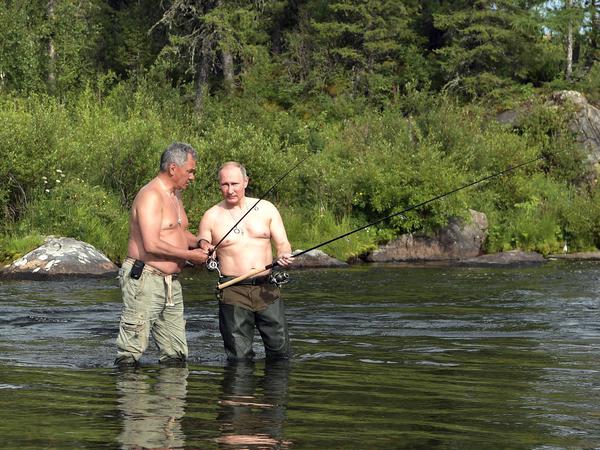 Russlands Verteidigungsminister Sergej Schoigu (links) und Russlands Präsident Wladimir Putin beim Angeln in der Teilrepublik Tuwa, der Heimat des Ministers (Archivbild). 