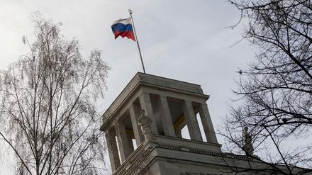 Vertreter der russischen Botschaft sollen den Angeklagten im Tiergartenmord-Prozess im Gefängnis besucht haben.