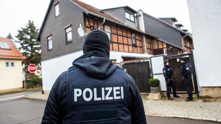 Die Täter in Erfurt gaben sich als Polizisten aus, gab die Polizei bekannt (Symbolbild).