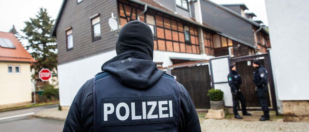 Die Täter in Erfurt gaben sich als Polizisten aus, gab die Polizei bekannt (Symbolbild).