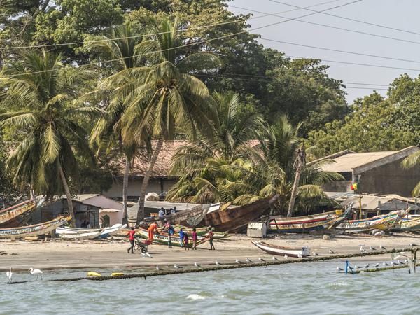 Fischerboote am Strand von Banjul, der Hauptstadt des westafrikanischen Küstenstaats Gambia.