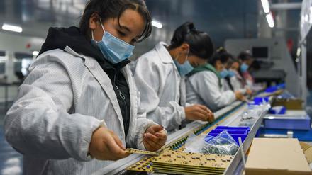Uiguren verrichten in chinesischen Umerziehungslagern Menschenrechtsberichte zufolge Zwangsarbeit. Apple profitiert davon und will ein US-Gesetz abschwächen.