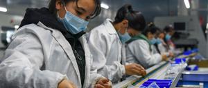 Uiguren verrichten in chinesischen Umerziehungslagern Menschenrechtsberichte zufolge Zwangsarbeit. Apple profitiert davon und will ein US-Gesetz abschwächen.