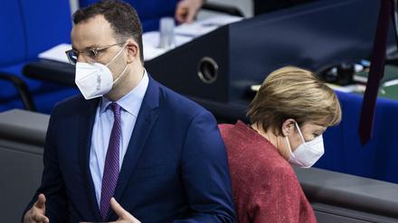 Rücken an Rücken: Kanzlerin Angela Merkel verteidigt Gesundheitsminister Jens Spahn.
