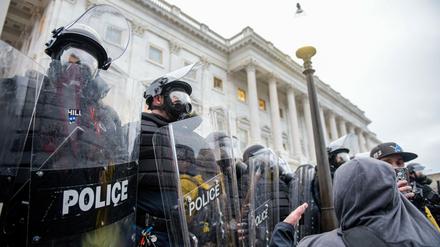 Zwei Kapitol-Polizisten gehen gerichtlich gegen Ex-Präsident Donald Trump vor.