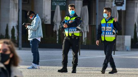 Teil des Erfolgsrezeptes. Zwei portugiesische Polizisten kontrollieren die Ausgangsbeschränkungen.