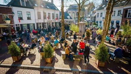 Volle Terrassen auf dem Ginnekenmarkt in Breda, Niederlande.