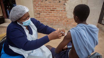 Harare, Simbabwe: Eine Krankenschwester verabreicht einem jungen Mann eine Corona-Impfung.