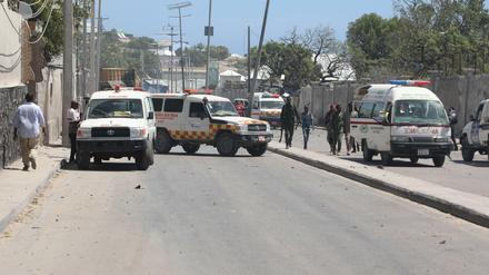 Polizei und Krankenwagen in Mogadischu (Archivbild).