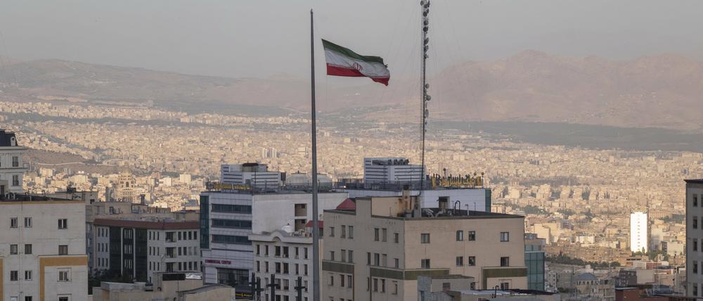 Eine iranische Flagge weht über einem Viertel von Teheran (Symbolfoto).