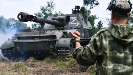 Ein russischer Soldat steht vor einer selbstfahrenden Haubitze in der Region Charkiw. (Symbolbild)