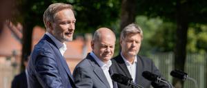 Bundesfinanzminister Christian Lindner, Bundeskanzler Olaf Scholz, Wirtschaftsminister Robert Habeck (von links).