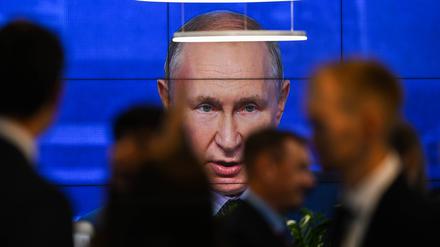 Der russische Präsident Wladimir Putin ist auf einem Bildschirm zu sehen, während er an der Plenarsitzung des Östlichen Wirtschaftsforums EEF 2022 teilnimmt.