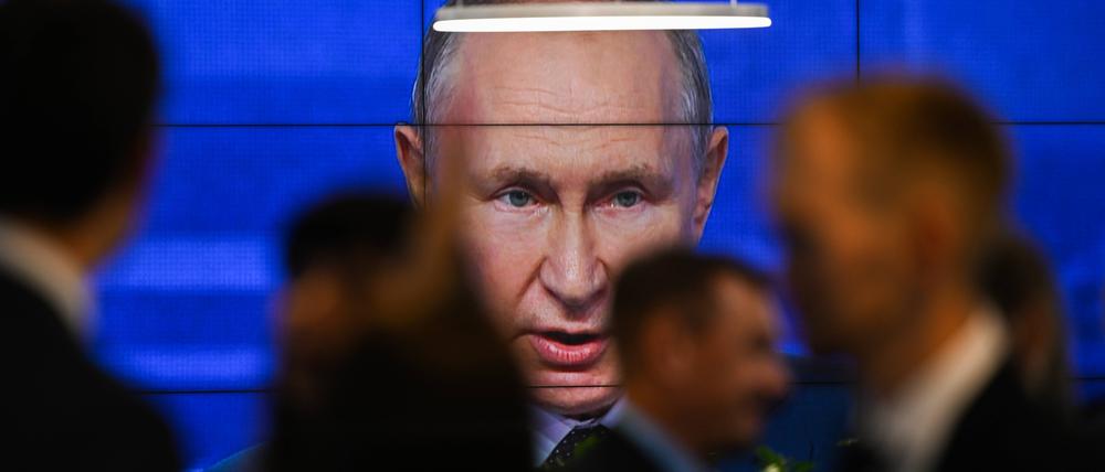 Der russische Präsident Wladimir Putin ist auf einem Bildschirm zu sehen, während er an der Plenarsitzung des Östlichen Wirtschaftsforums EEF 2022 teilnimmt.