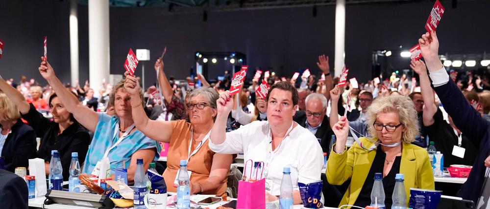 Bei der Abstimmung über die Frauenquote beim Parteitag der CDU 2022 in Hannover stimmten 559 Delegierte dafür und 409 gegen die neue Regelung.
