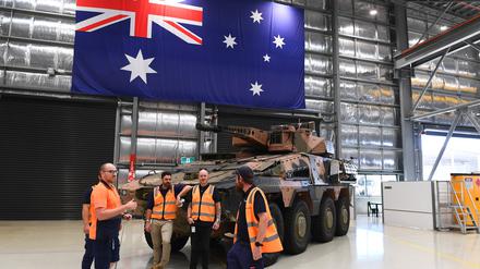 Mitarbeiter des Rheinmetall Defence Australias Military Vehicle Centre of Excellence mit einem Combat Reconnaissance Vehicle (Symbolbild)